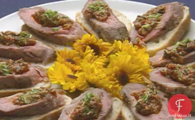 Lombo di agnello scottato in crosta di aglio e pepe con Hash al pomodoro servito su crostini