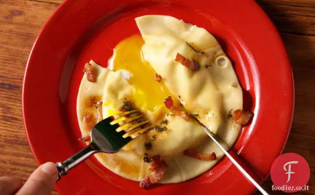 Ravioli al tuorlo d'uovo (Uova da Raviolo) con salsa di pancetta e salvia