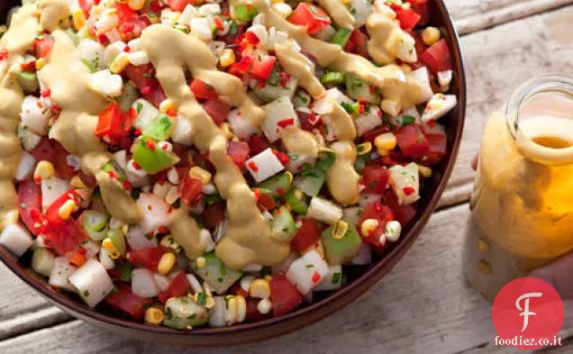 Insalata di pomodoro, tomatillo e mais con salsa di avocado