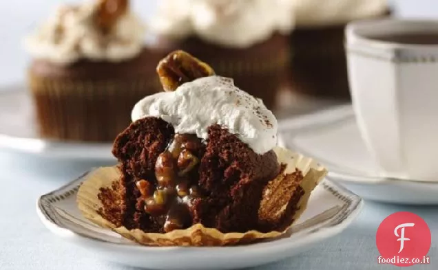 Cupcakes al cioccolato ripieni di torta di pecan