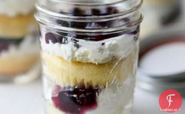 Cupcakes alla vaniglia, mirtillo e panna montata Topping Jar Parfaits