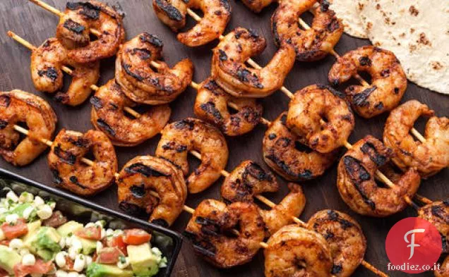 Tacos di gamberi alla griglia con salsa di avocado e mais