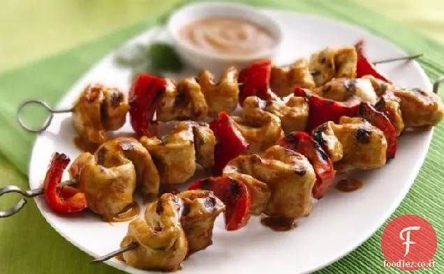 Kabobs di pollo alla griglia con salsa di arachidi tailandese