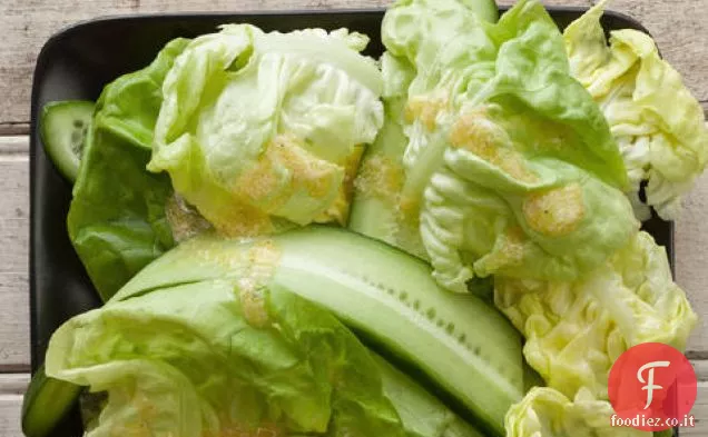 Insalata di cetrioli e lattuga Bibb con cremosa vinaigrette al rafano