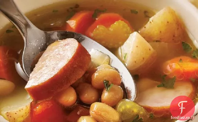 Zuppa di salsiccia affumicata e fagioli a cottura lenta
