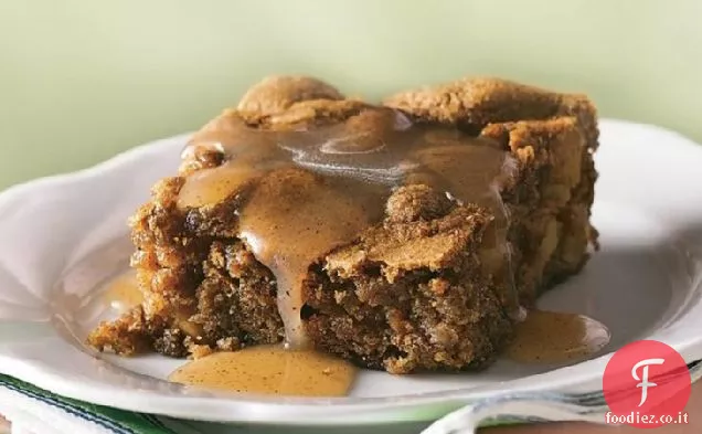 Torta di budino di mele con salsa al burro alla cannella