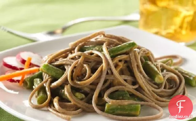 Insalata di noodle Soba con salsa di arachidi