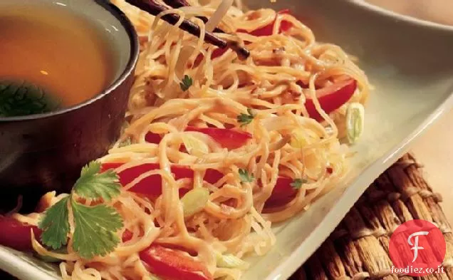 Spaghetti di riso con salsa di arachidi