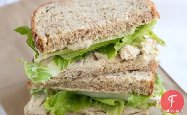 Panino di pollo con fagioli bianchi e pesto spalmato