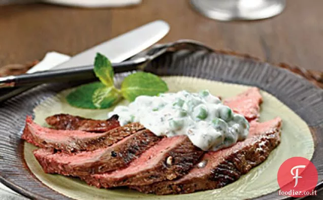 Agnello a fette refrigerato con salsa di piselli coniati
