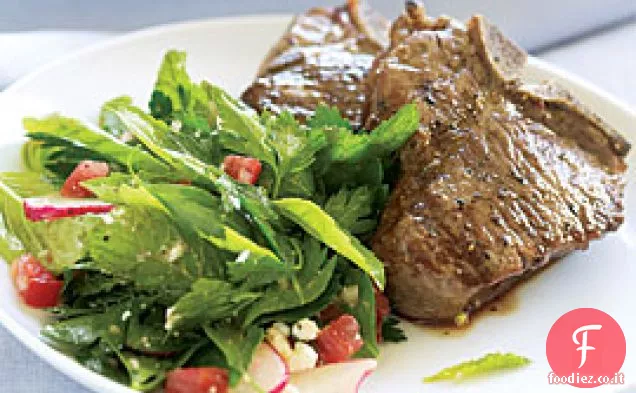 Costolette di agnello alla griglia con erba fresca e insalata di feta