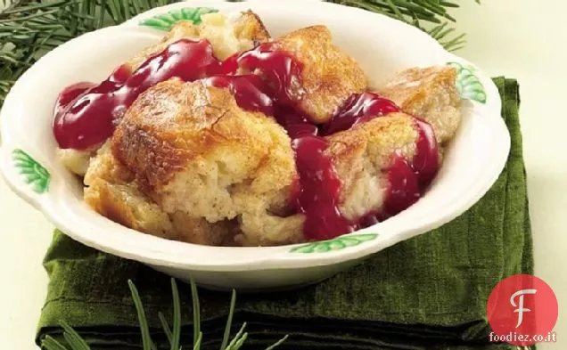 Budino di pane al cioccolato bianco con salsa di frutti rossi