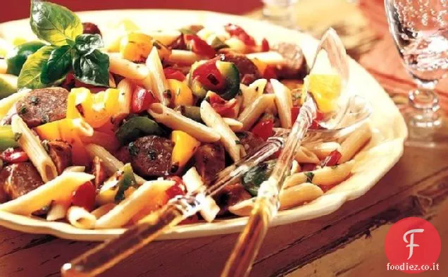 Salsicce italiane alla griglia con pasta e verdure