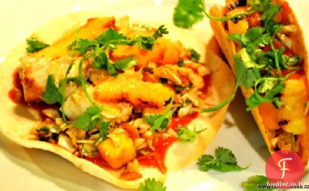 Vecchio El Paso® Pollo alla griglia e ananas Tacos con cavolo e mango Slaw