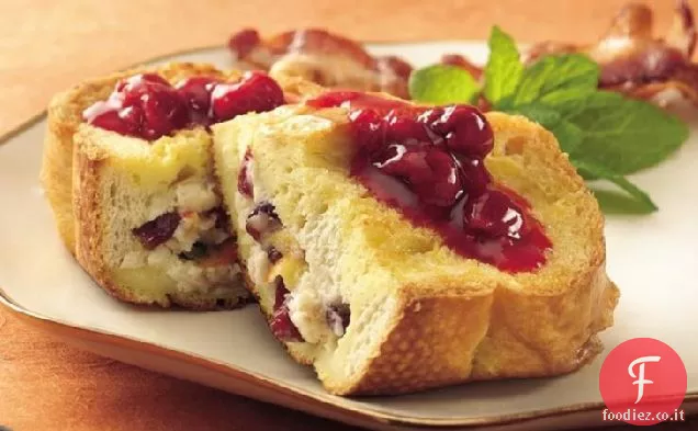 Durante la notte riempito French Toast con salsa di lamponi
