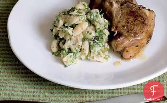 Costolette di agnello con fagioli di burro al limone schiacciati