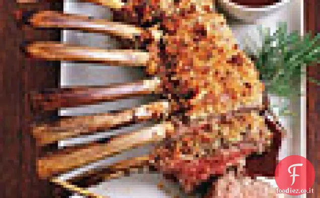 Agnello arrosto con crosta di salsiccia di agnello e salsa di pan d'uva fresca