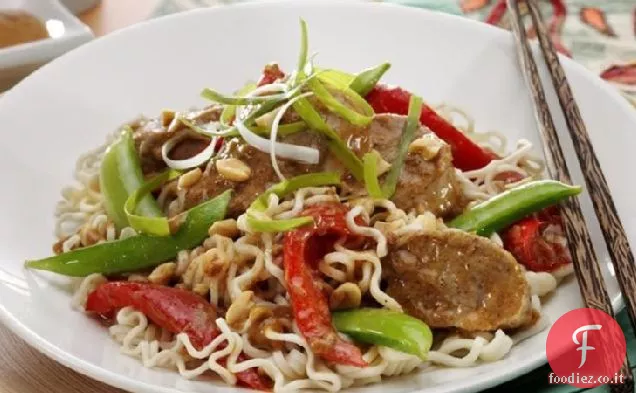 Maiale tailandese piccante con verdure e tagliatelle al sesamo