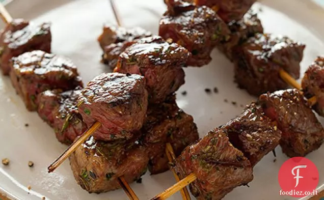 Spiedini di agnello con salsa di yogurt alla menta