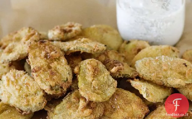 Sottaceti fritti con salsa di immersione Ranch