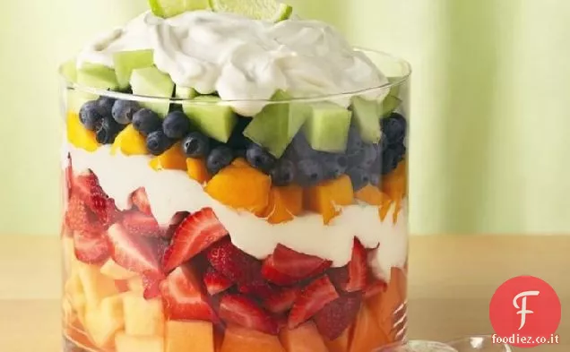 Frutti estivi stratificati con condimento cremoso di lime