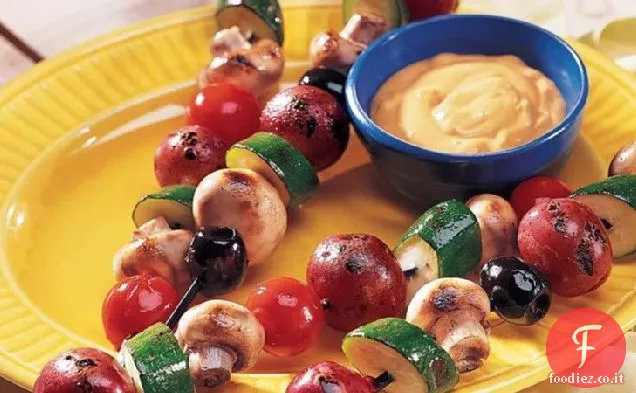 Kabobs di verdure con salsa di formaggio messicano