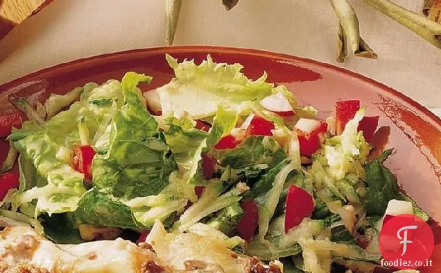 Insalata gettata con salsa di sidro di mele