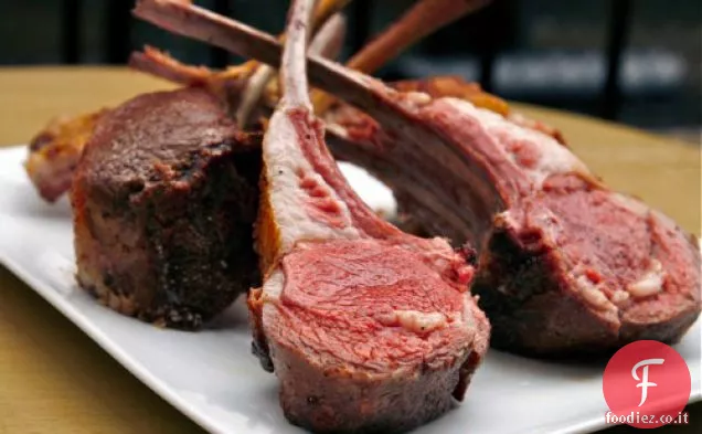 Perfetto lento-cotto cremagliera di agnello per la griglia o il piano cottura