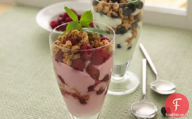 Parfaits di yogurt-muesli con frutti di bosco