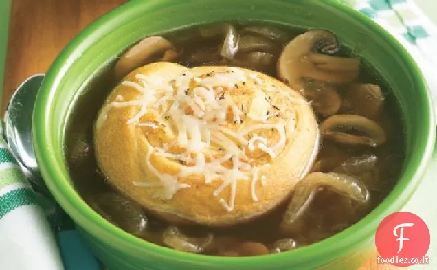 Zuppa di funghi con cipolla a mezzaluna
