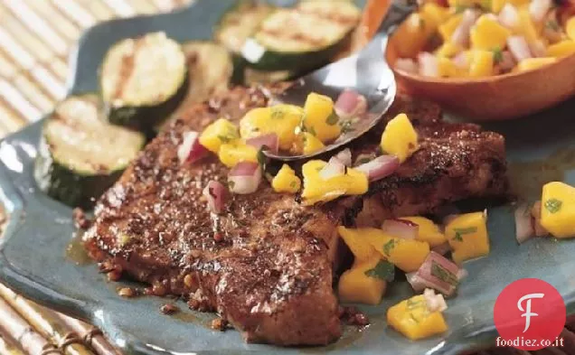 Costolette di maiale Jerk giamaicano alla griglia con salsa di mango