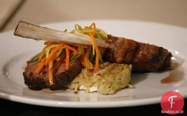 Arrostito Cremagliera di agnello con rosmarino-melograno Salsa e formaggio di capra Torta di patate