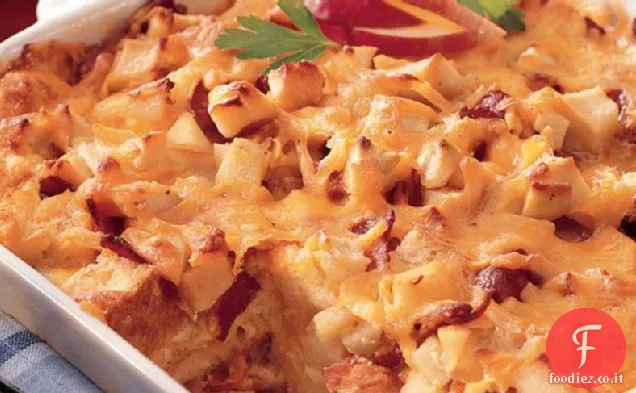 Budino di pane di mele, pancetta e cheddar