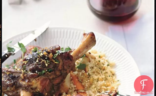 Stinco di Agnello Brasato con Verdure Primaverili e Gremolata primaverile