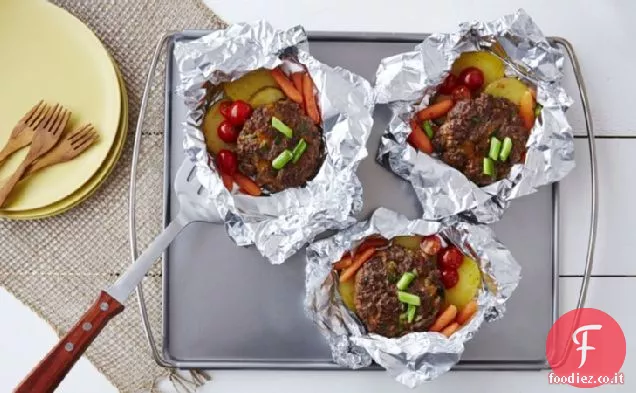 Hamburger di cheddar alla griglia e confezioni di verdure