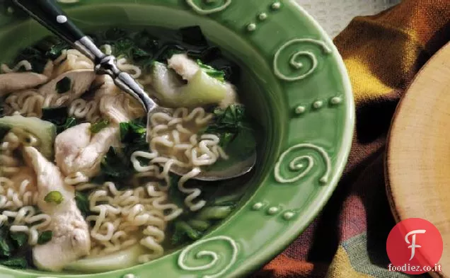 Zuppa di noodle di pollo asiatico