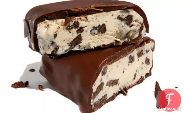 Barrette di gelato con biscotti e crema al cioccolato