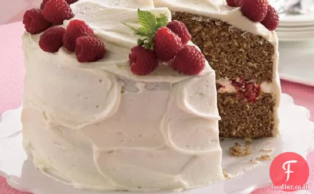 Torta di spezie con ripieno di lamponi e glassa di crema di formaggio