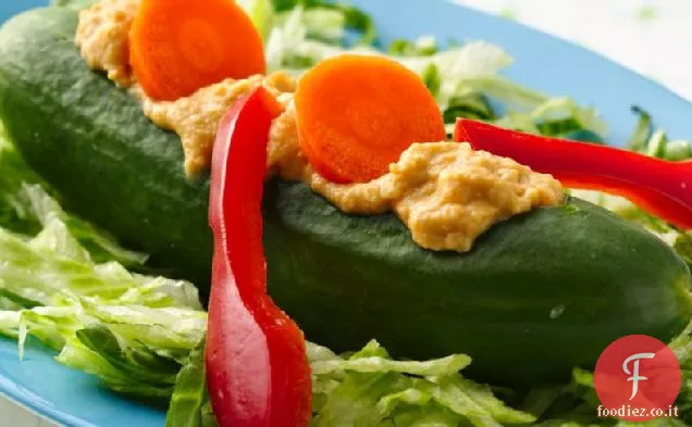 Canoe di cetriolo riempite di hummus di carote