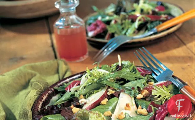 Insalata di campo con pere e formaggio blu