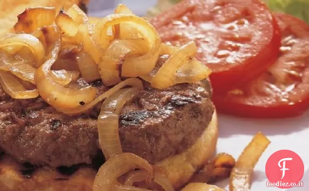 Bistecche di hamburger alla griglia con cipolle arrosto