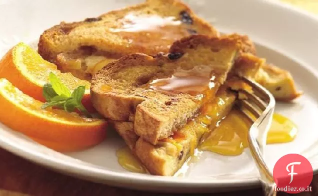 Strati di toast alla francese ripieni con sciroppo d'arancia