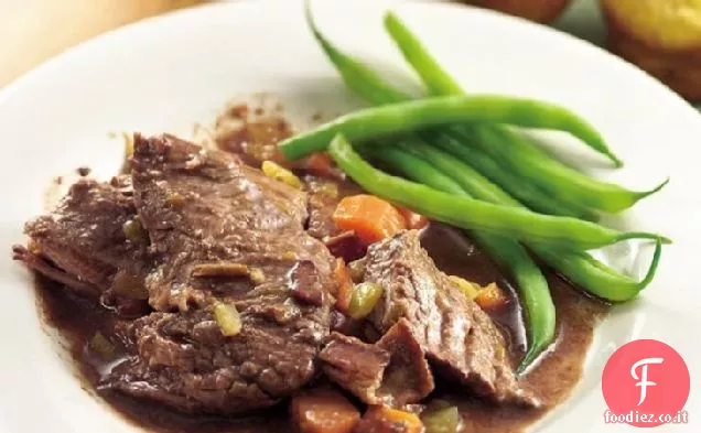 Arrosto di manzo a cottura lenta con sugo di pancetta e peperoncino