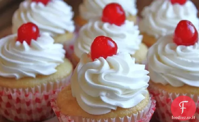 Cupcakes pieni di ciliegie