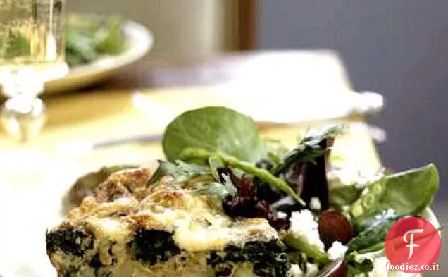 Insalata di campo con piselli, uva e feta