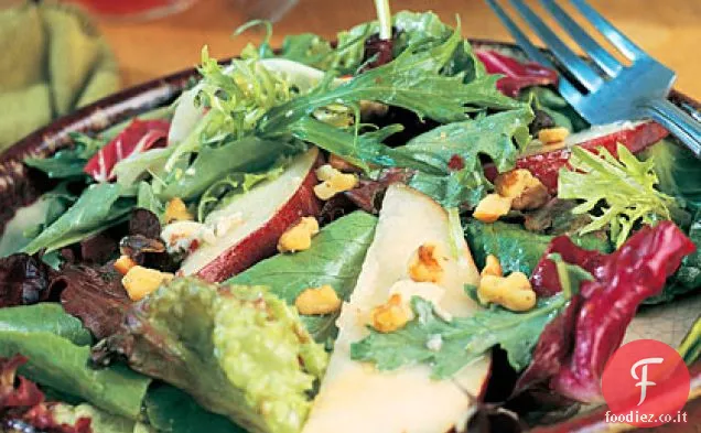 Insalata di campo con pere e formaggio blu