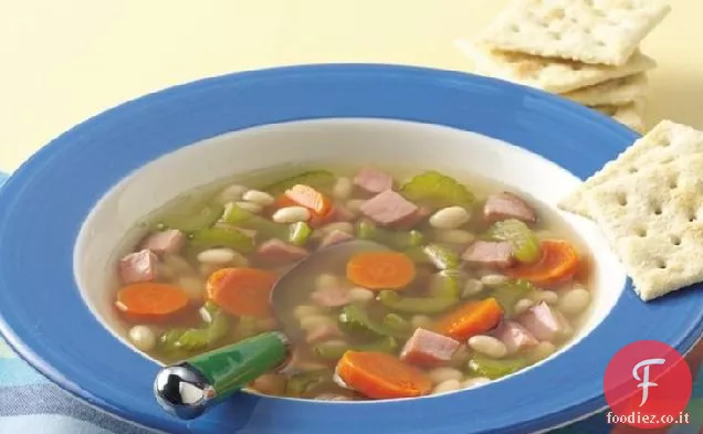 Zuppa di verdure, fagioli e prosciutto a cottura lenta