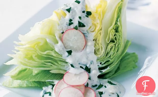 Cunei di iceberg con salsa di formaggio blu