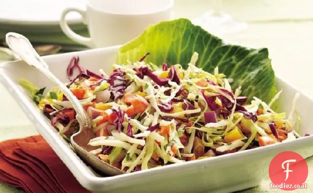 Insalata di cavolo con condimento cremoso al basilico