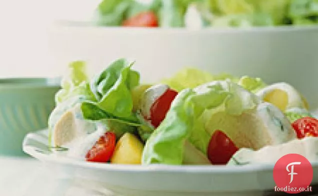 Insalata di pollo, patate e burro con condimento all'aglio e limone